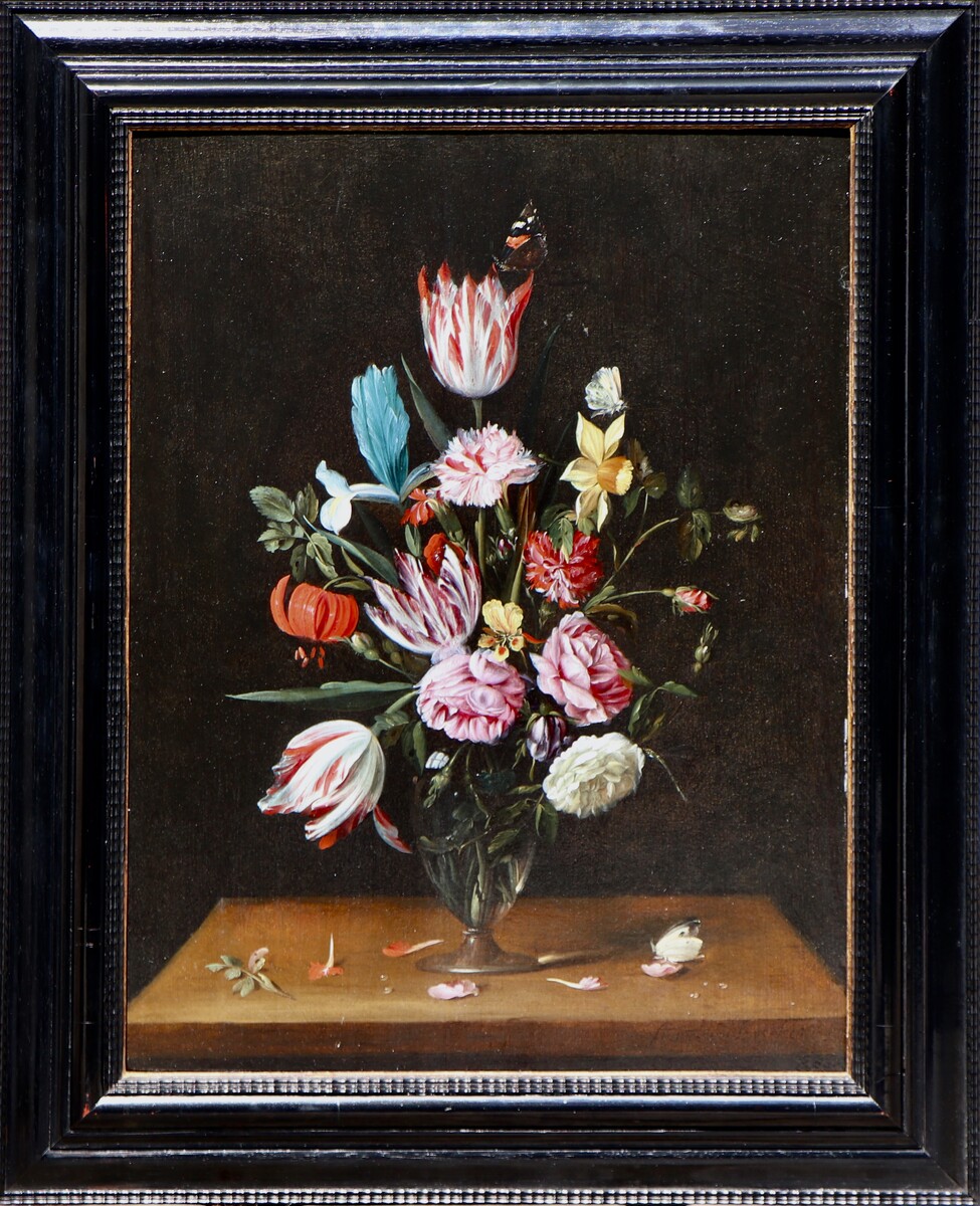 A vase of flowers