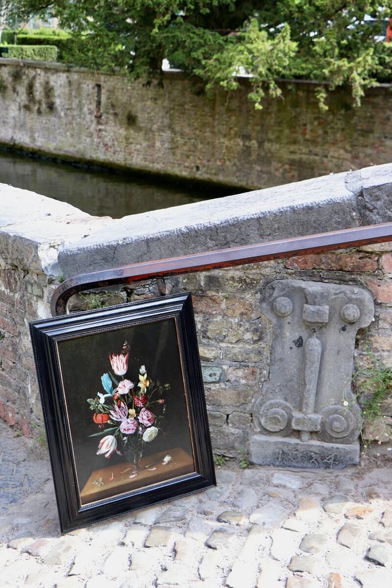 A vase of flowers